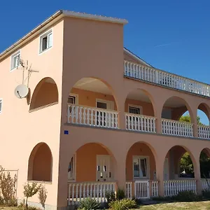 Apartman Marina, Vir